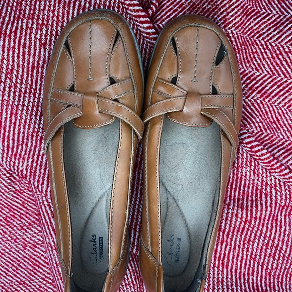 Clarks Women's Tan Leather Loafers w criss cross cutouts - Picture 8 of 8